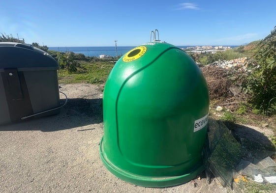 Un contenedor de reciclaje de vidrio ubicado en una urbanización de Torrox.