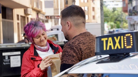 La madre de la víctima y el taxista que la rescató.