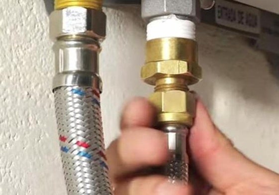 Indemnizan a una clienta que pagó una factura de 730 euros por una fuga de agua que hasta tres fontaneros dejaron sin reparar