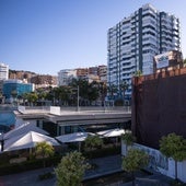 El edificio ha sido cubierto con andamios y una lona para el inicio de las obras.