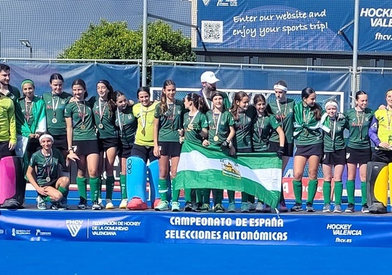 La selección de Andalucía femenina sub-14 de hockey hierba, tras vencer el Campeonato de España.