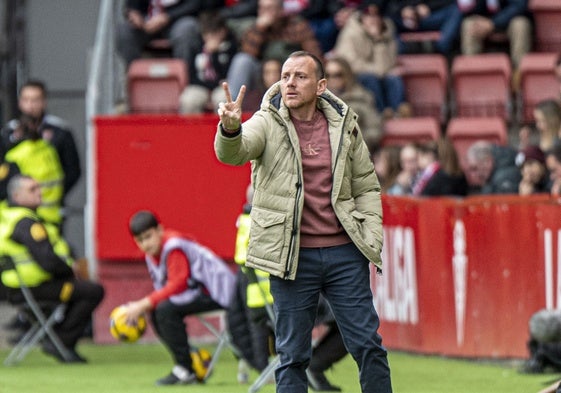 Alberto López, en el último partido del Albacete, ante el Sporting en El Molinón.
