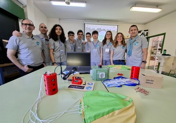 Profesores y alumnos participantes en el desafío CanSat.