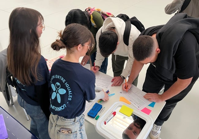 Varios estudiantes participando en las actividades de autorespeto y autoestima.