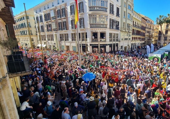 El encuentro de aficiones de la Copa del Rey de baloncesto de 2024, que llenó de color la calle Larios.