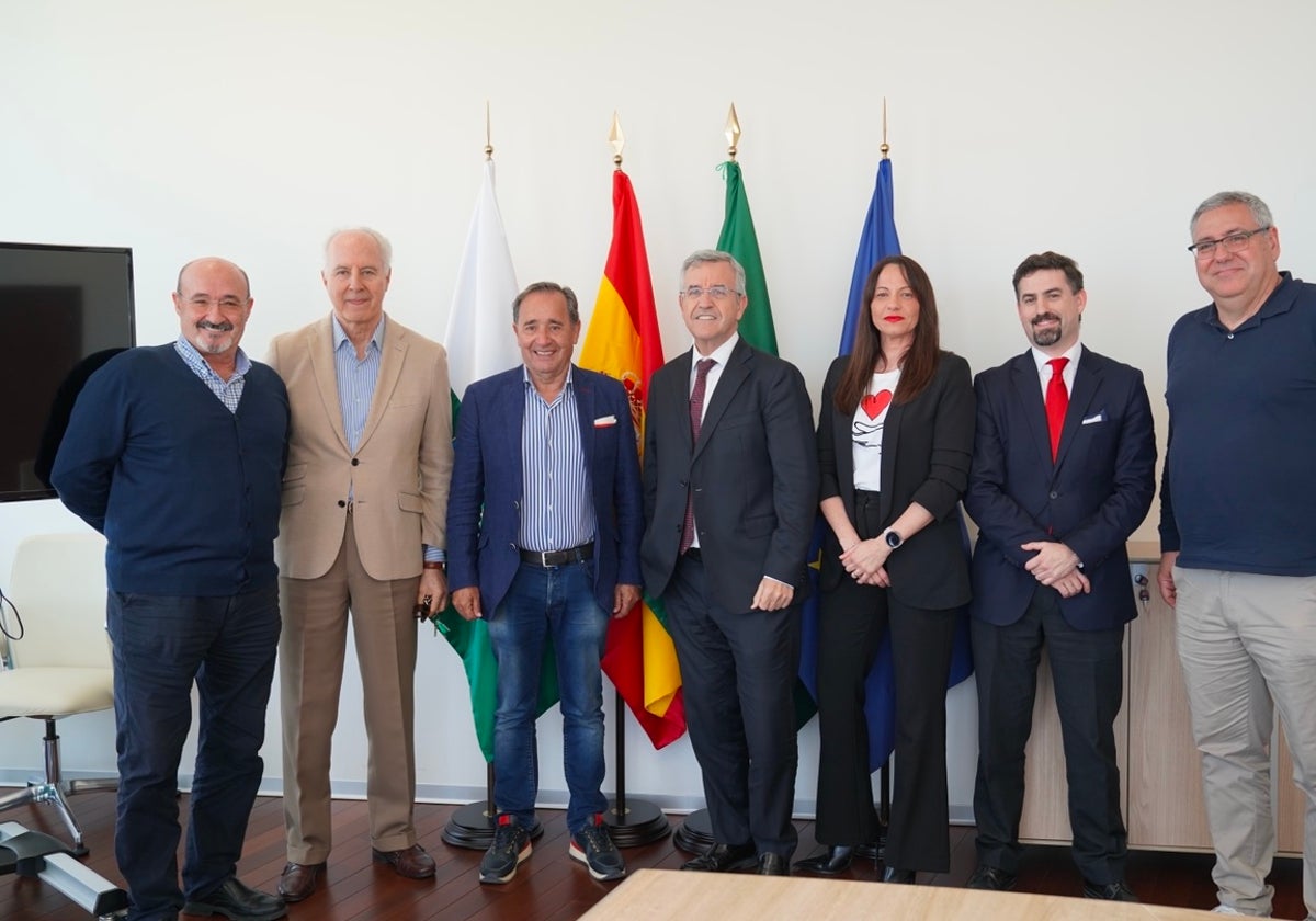 El Ayuntamiento y el CD Estepona firman un acuerdo para promover el envejecimiento activo