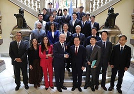 Foto de familia de la delegación coreana en el Ayuntamiento de Málaga.