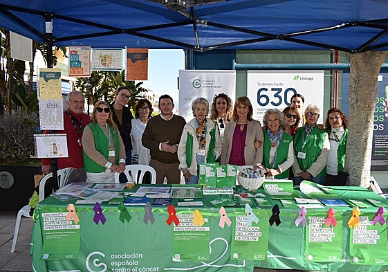 Responsables municipales y del centro de salud, con la Asociación Española contra el Cáncer, en la mesa informativa.