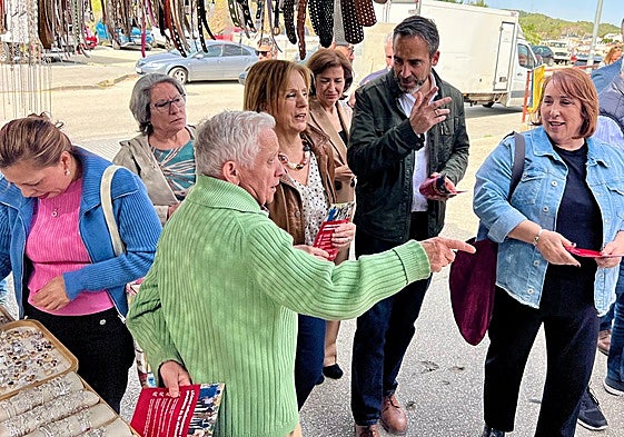 El socialista, Dani Pérez, con sus ediles y vecinos en Puerto de la Torre.