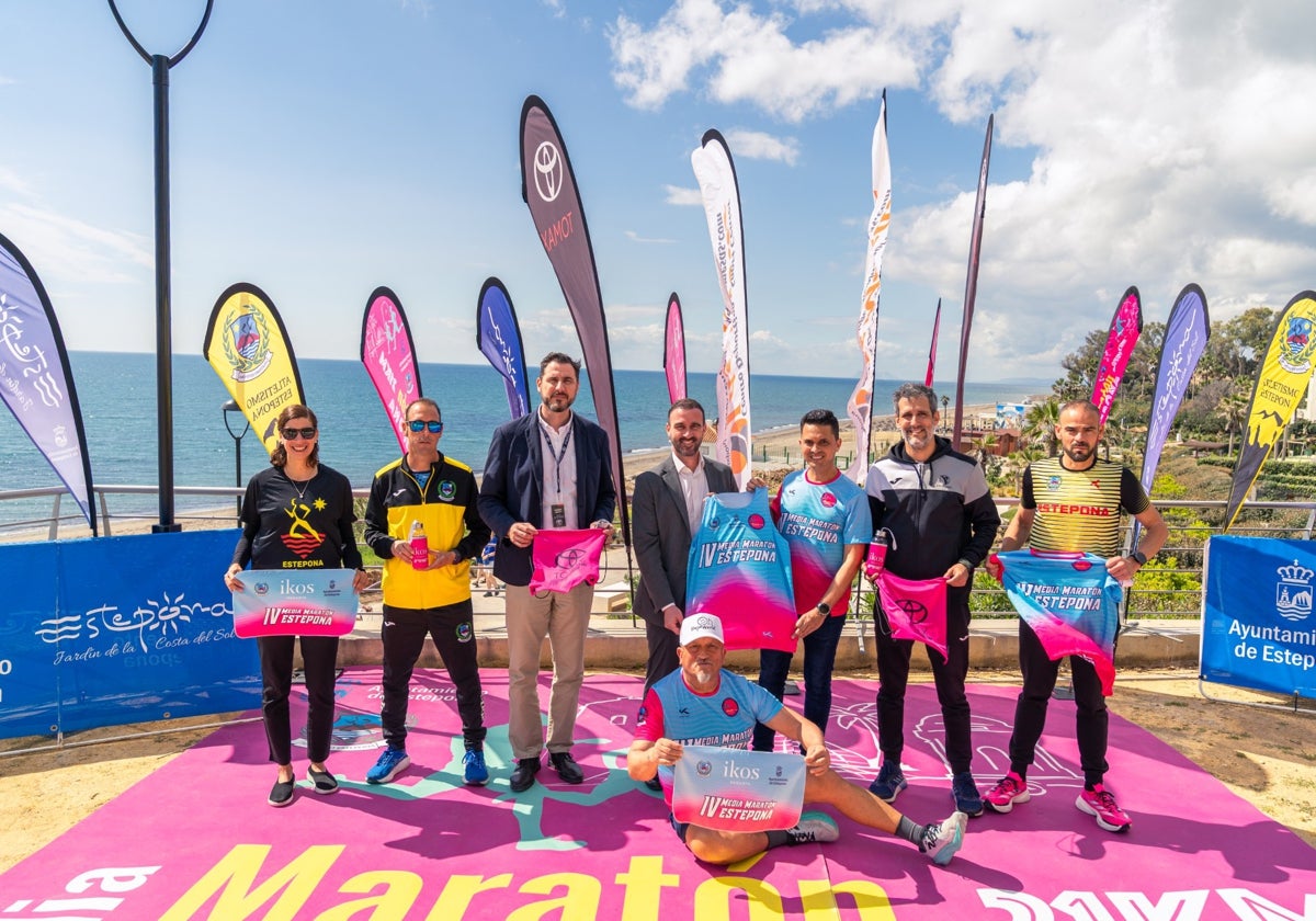 Presentan en Estepona la camiseta oficial y el kit del corredor para la IV Media Maratón Senda Litoral 'Trofeo Ikos Andalucía'
