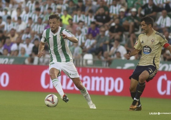 Genaro avanza metros con el balón en uno de sus primeros partidos con el Córdoba, frente al Ferrol.