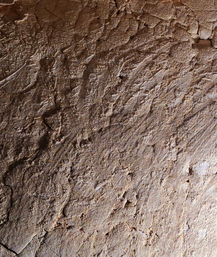 Imagen secundaria 2 - Una marca de mano; el alcalde de Ardales, con el concejal de Cuevas y el regidor de Rincón de la Victoria, y el equipo de investigadores, y líneas marcadas con los dedos en una de las paredes.