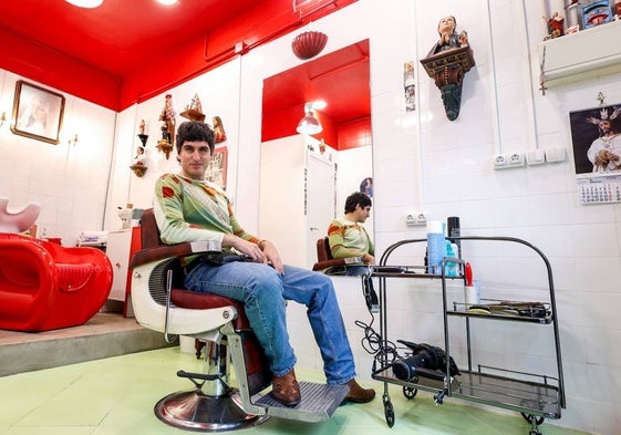 La Dani, en el 'trono' de su nueva peluquería de calle Manrique.