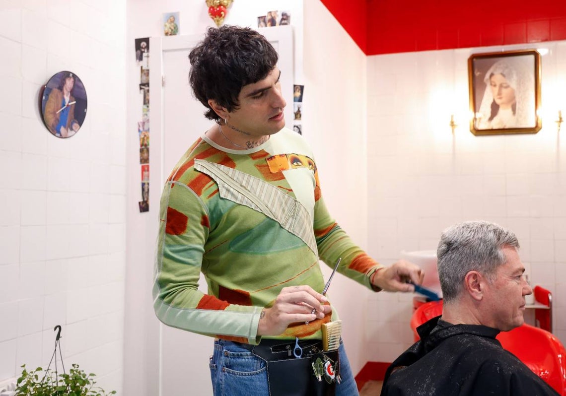 Tijeras en mano, La Dani muestra ya experiencia y maestría, aunque diga «con la boca pequeña» que es peluquero.
