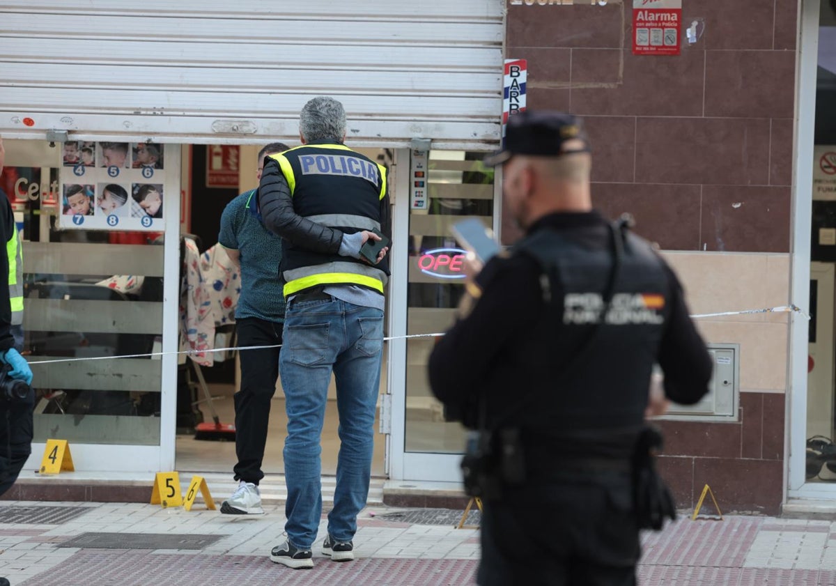 Imagen principal - Detienen al autor del tiroteo de Carretera de Cádiz, que dejó cuatro heridos de bala