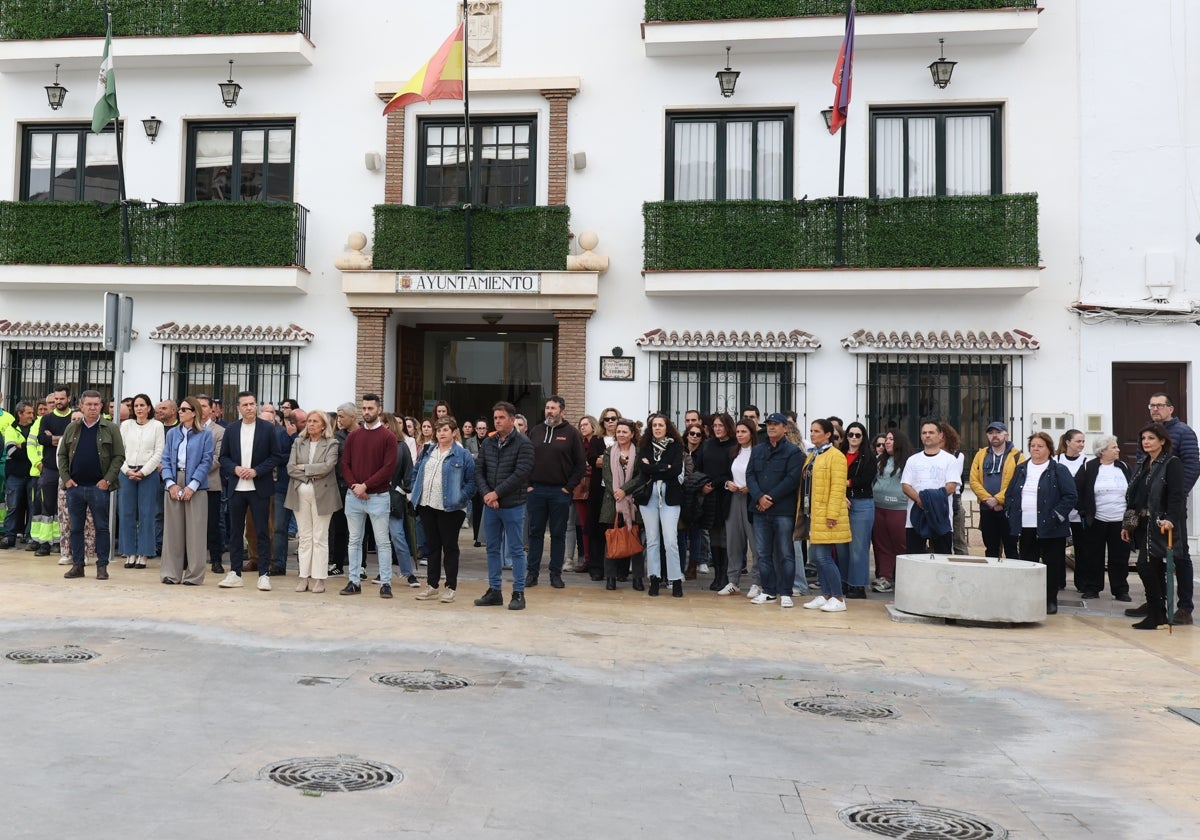 Imagen de la concentración celebrada este viernes en el Ayuntamiento de Torrox.