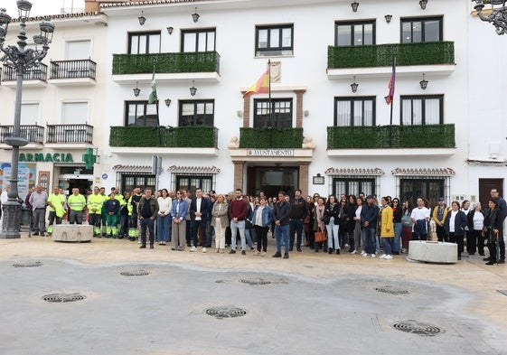 Imagen de la concentración celebrada este viernes en el Ayuntamiento de Torrox.