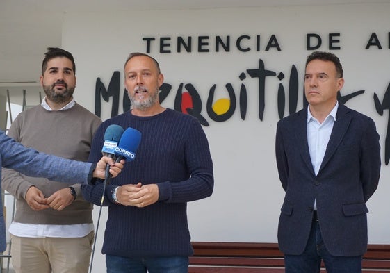 Los ediles David Segura y David Vilches, este viernes en la presentación del nuevo servicio.
