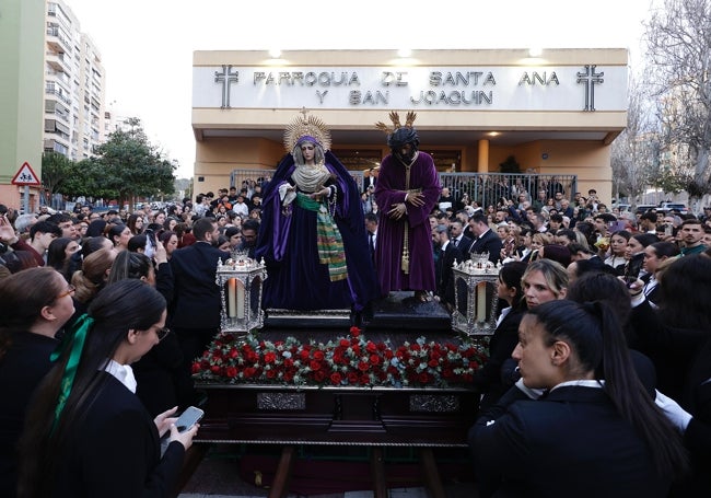 El Nazareno del Perdón y la Virgen de Nueva Esperanza delante del templo.