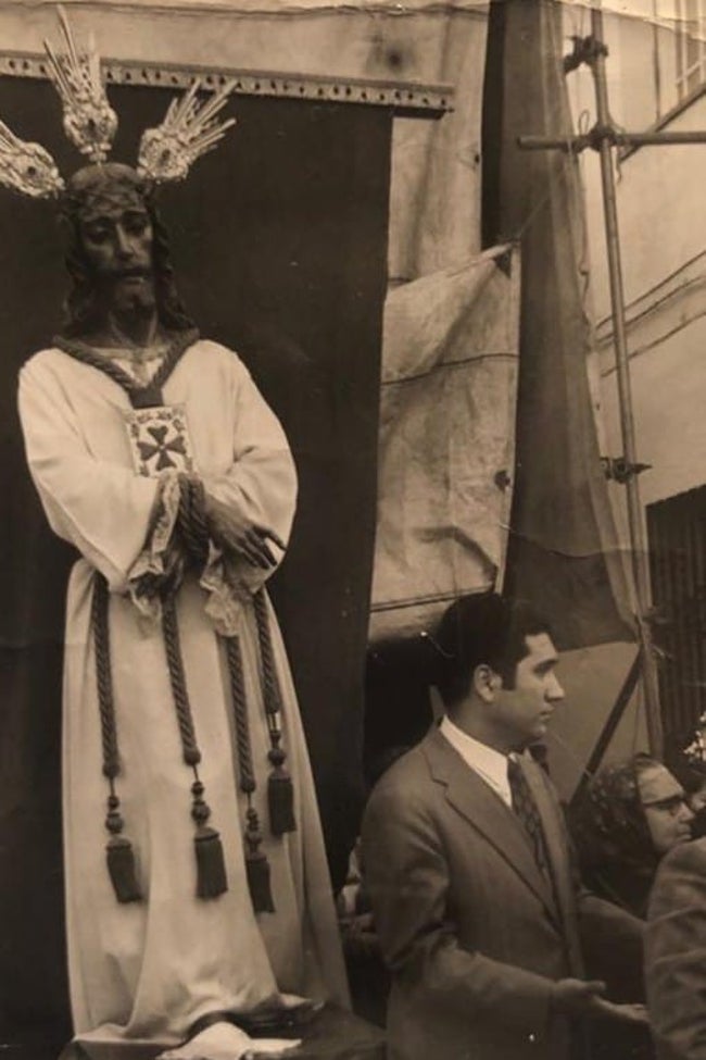 José Luis Palomo, en uno de los besapiés que improvisaba a la imagen del Cautivo en los años 60.