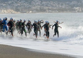Una imagen de archivo de la salida del Triatlón de Torre del Mar.