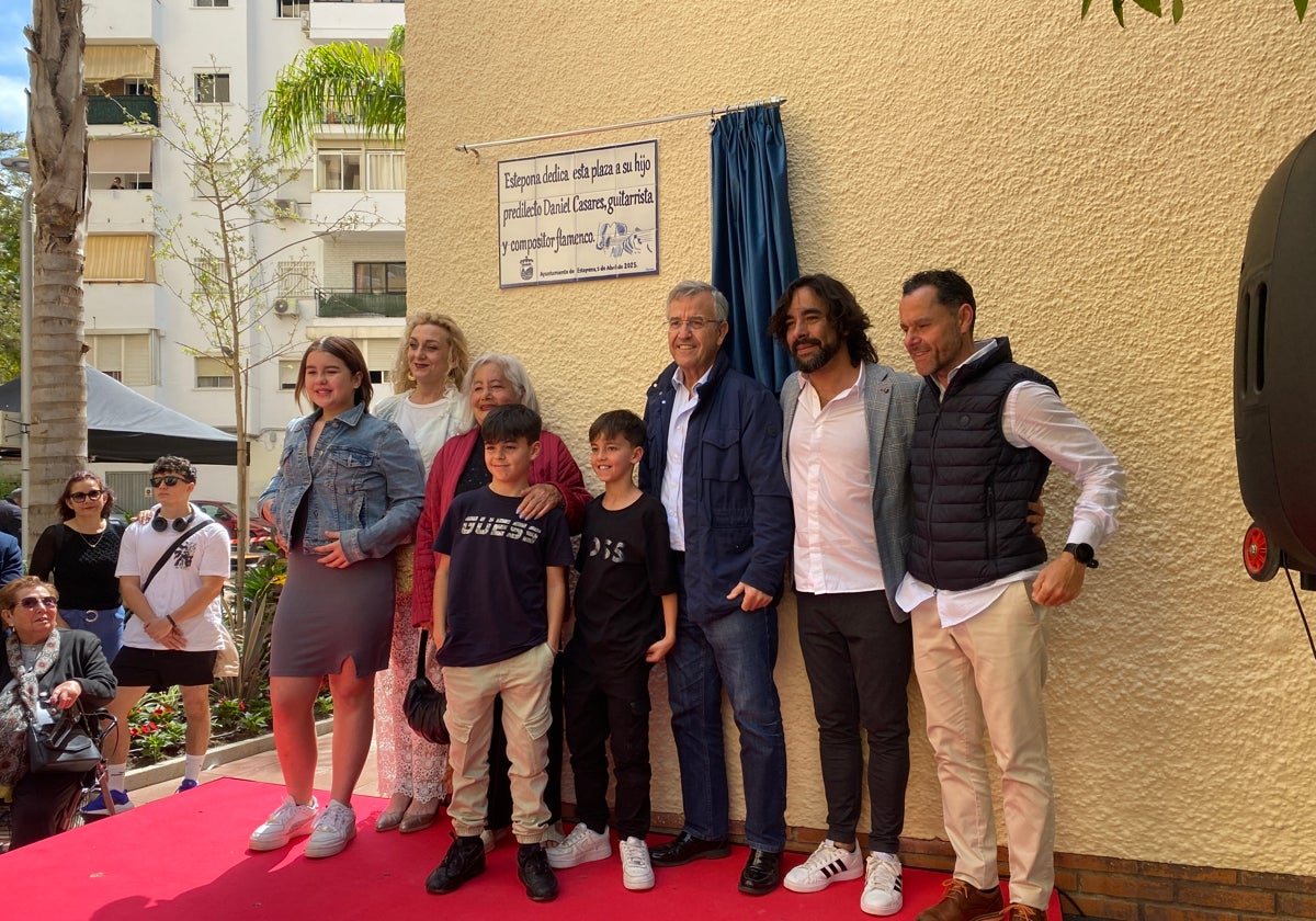 Daniel Casares (segundo por la derecha) acompañado por su familia y el alcalde de Estepona, García Urbano, en la Plaza que desde hoy lleva su nombre.