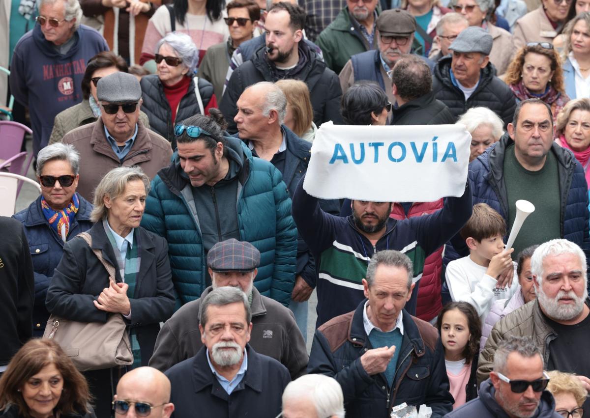 Imagen secundaria 1 - Multitudinaria manifestación en Ronda para exigir mejores comunicaciones