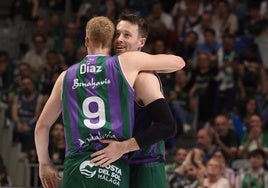 Díaz y Kalinoski se felicitan durante el partido ante el Leyma.