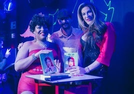 El escritor de 'Más allá del caos', Cristian Aguilera, presenta la novela en Byblos junto a Tiffany Dior, quien inspira la historia, y Paquikardias, presentadora del evento.