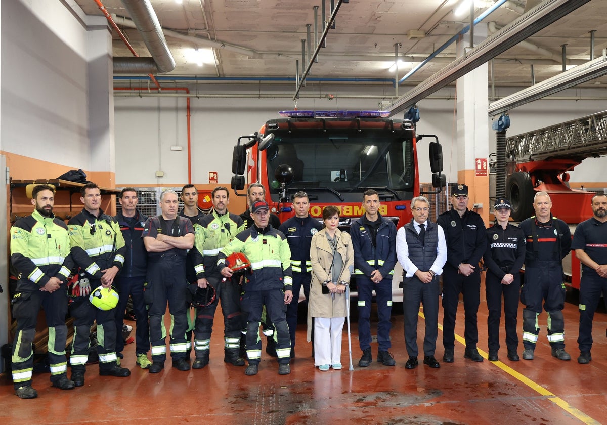Los bomberos de Marbella guardan un minuto de silencio en homenaje a los dos compañeros fallecidos en un incendio en Alcorcón