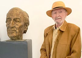 Jesús Martínez Labrador, junto al busto de su amigo y poeta Antonio Muñoz Rojas.