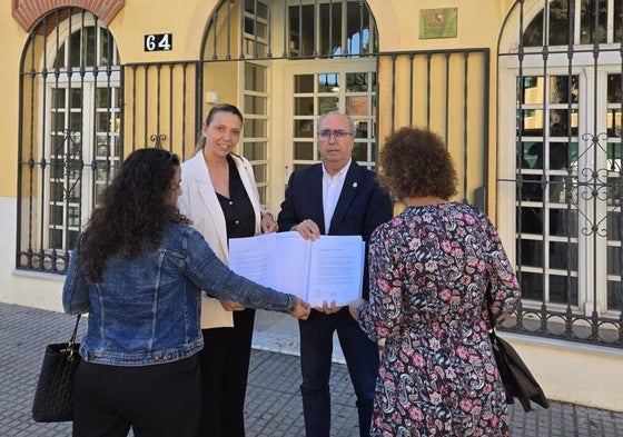 Los comerciantes de Manilva recogen 2.300 firmas pidiendo más seguridad ante los robos