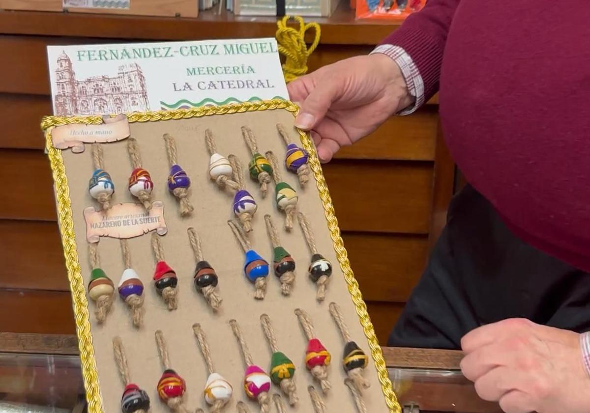 Imagen principal - Las ventas cofrades se salen de lo habitual: esto es lo que más se vende en Málaga