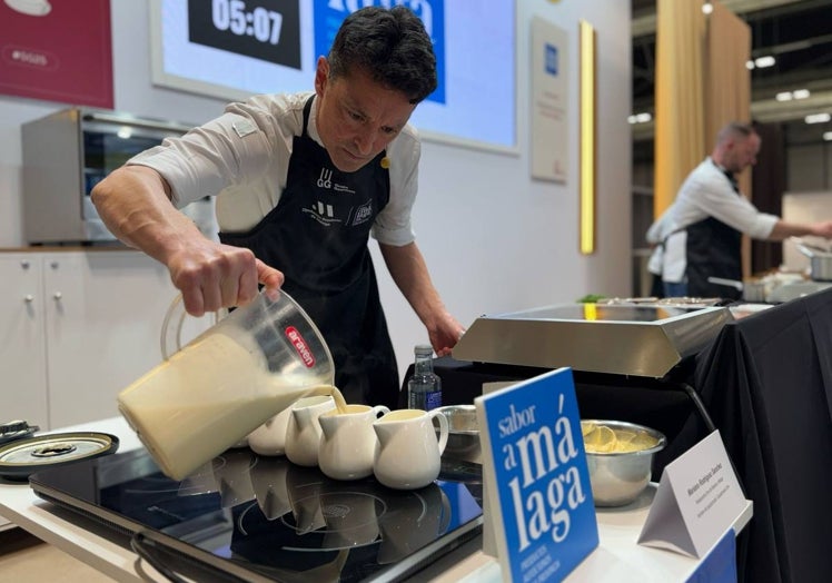Mariano Rodríguez, preparando su gazpachuelo.