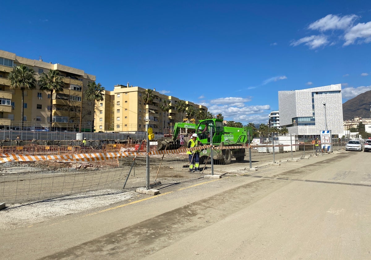 Obras actuales en la Avenida Juan Carlos I de Estepona. Al fondo, el Ayuntamiento.