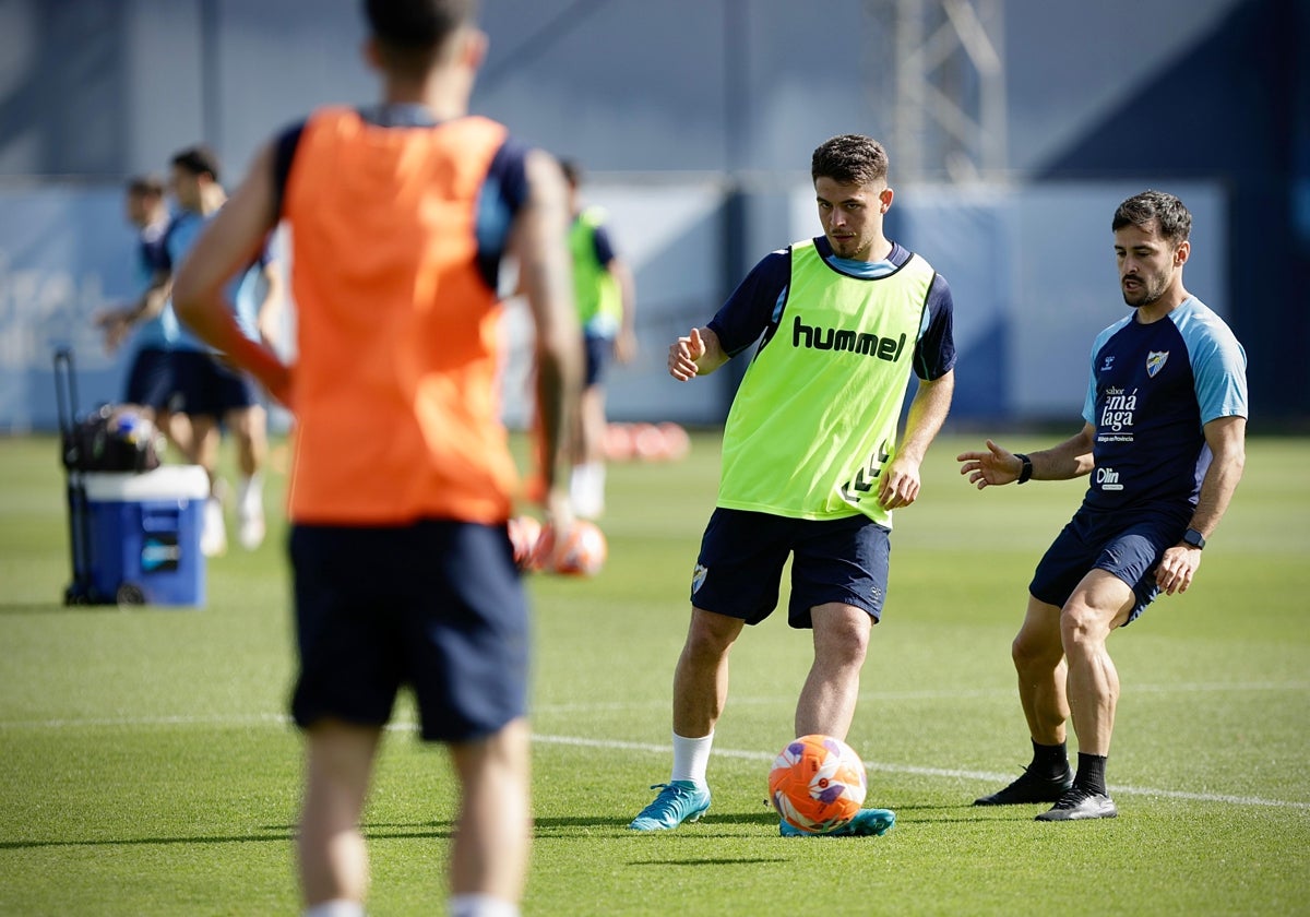 Dani Lorenzo, dando un pase a un compañero durante el entrenamiento del miércoles.