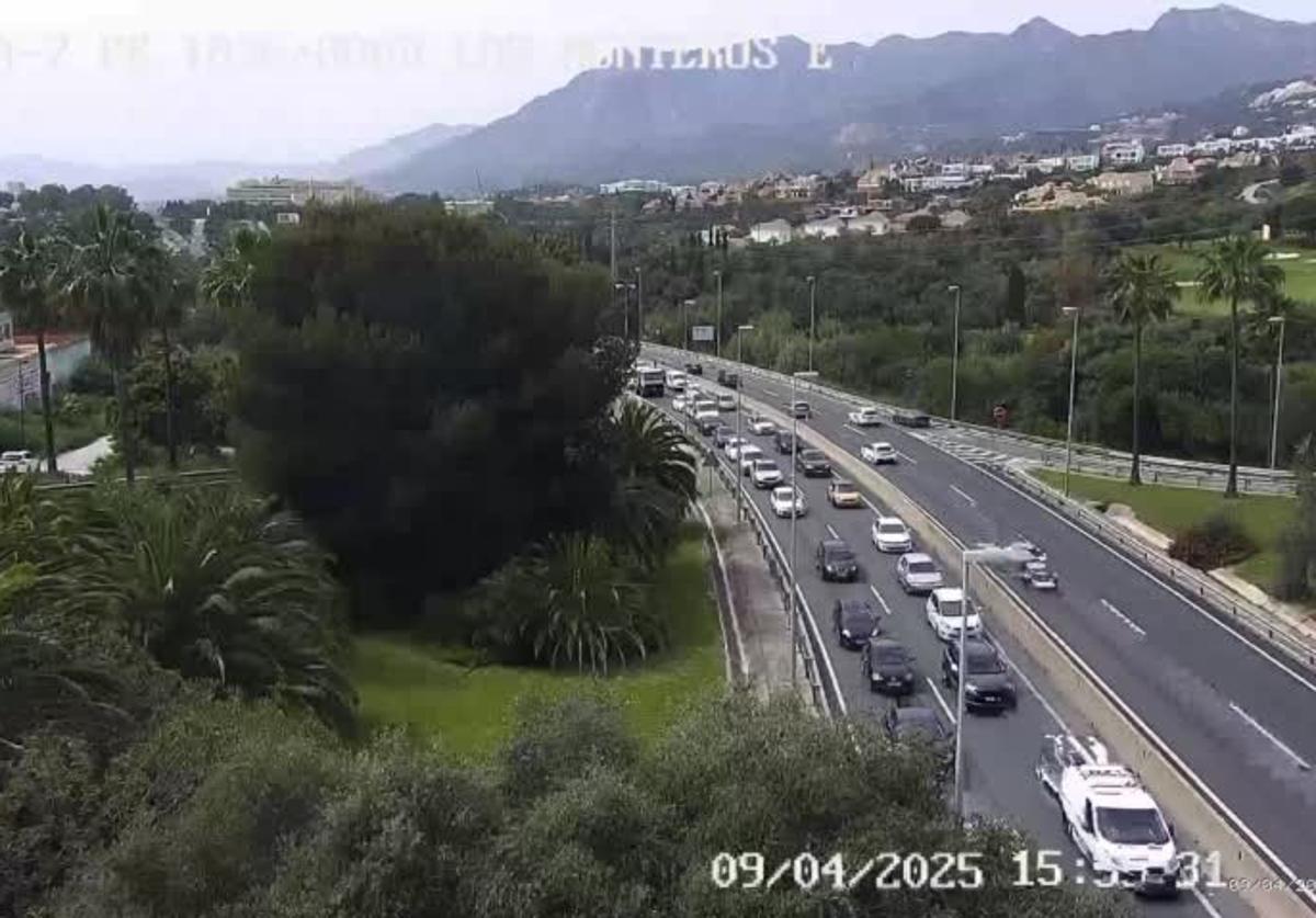 Un carril cortado y varios kilómetros de retenciones en la A-7 por un accidente en Marbella