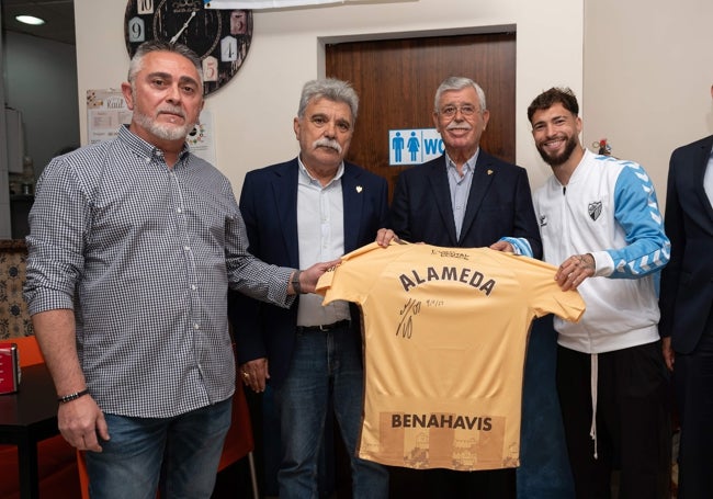 Rafael Zambrana, presidente de la Peña Malaguista de Alameda; Miguel Molina, presidente de la Federación de Peñas Malaguistas; Paco Martín Aguilar, consejero de Protocolo y Relaciones Institucionales y Dani Sánchez, futbolista del Málaga.