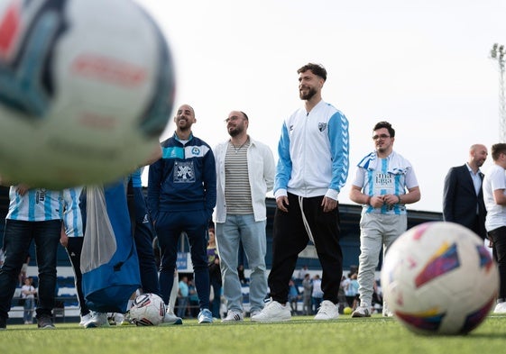Dani Sánchez, sonriente conversando con aficionados blanquiazules de la Peña Malaguista de Alameda.