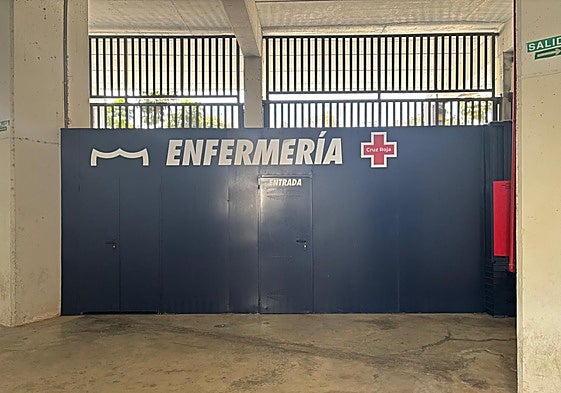 Vista del local nuevo de enfermería en La Rosaleda, que está en los bajos de la grada de Tribuna, dando a la Avenida de la Pamilla.
