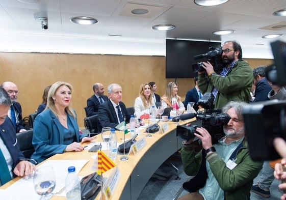 Carolina España, a la izquierda, en el inicio de la reunión.