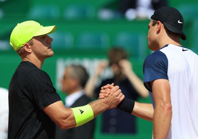 Alejandro Davidovich, felicitado por Jack Draper al final del duelo.