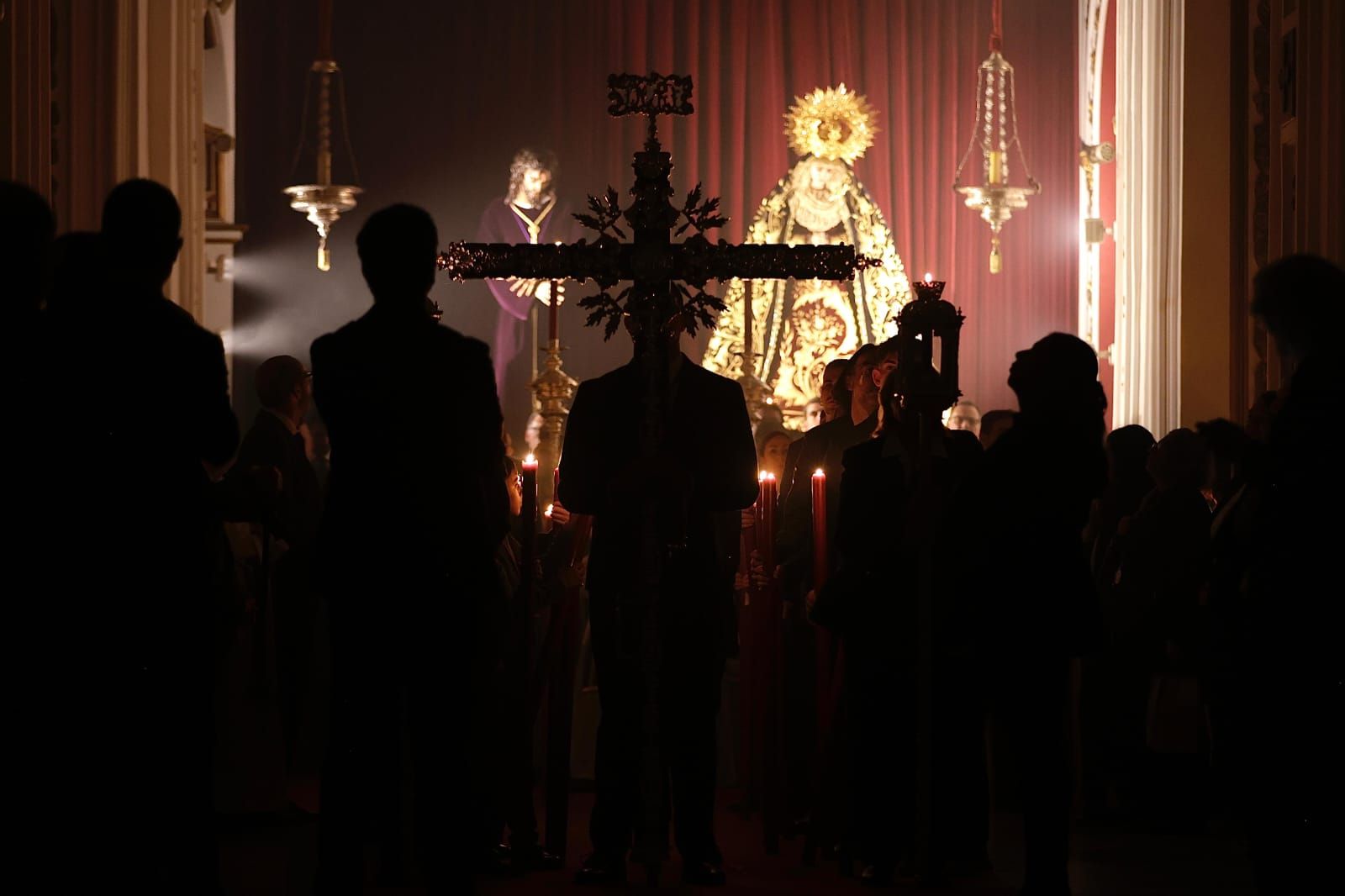 Los traslados y procesiones de vísperas de la Semana Santa de Málaga 2025 en fotos