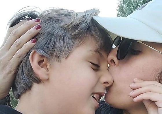 Rosangel López junto a su hijo Agustín.