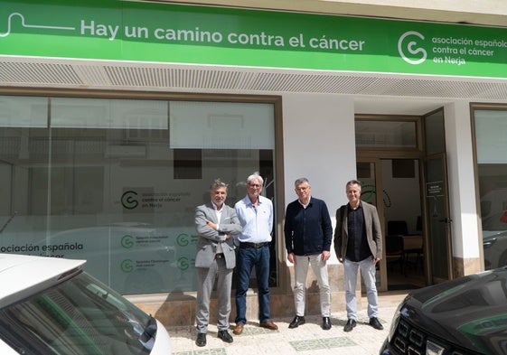 El alcalde y el concejal de Salud, en la visita a las nuevas instalaciones de la AECC.