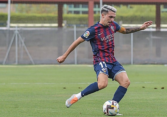 El extremo malagueño del Huesca Joaquín, en acción en un partido.