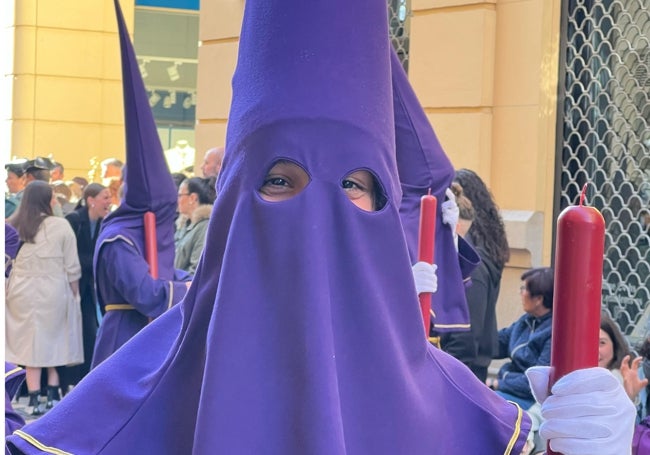 Marina vestida de nazarena en su primera participación en el cortejo del Nazareno de los Pasos.