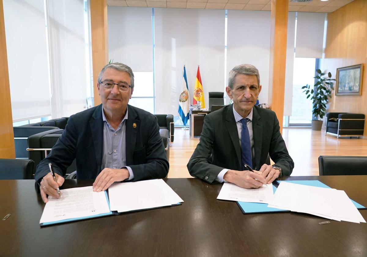 El presidente de la Diputación de Málaga, Francisco Salado y el presidente de la Fundación Unicaja, José M. Domínguez, han firmado un acuerdo de colaboración para poner en marcha esta iniciativa