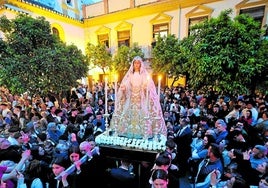 Traslado de la Virgen del Rocío el pasado jueves en el barrio de la Victoria.