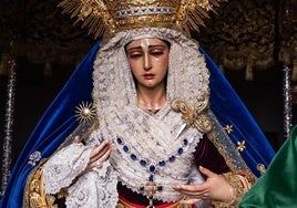Santa María del Monte Calvario, en su trono, con la medalla en su cintura.